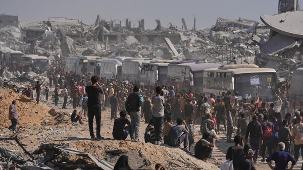 Autobusi sa palestinskim zatvorenicima, nakon što su oslobođeni iz izraelskih zatvora, dolaze u Pojas Gaze - Sputnik Srbija