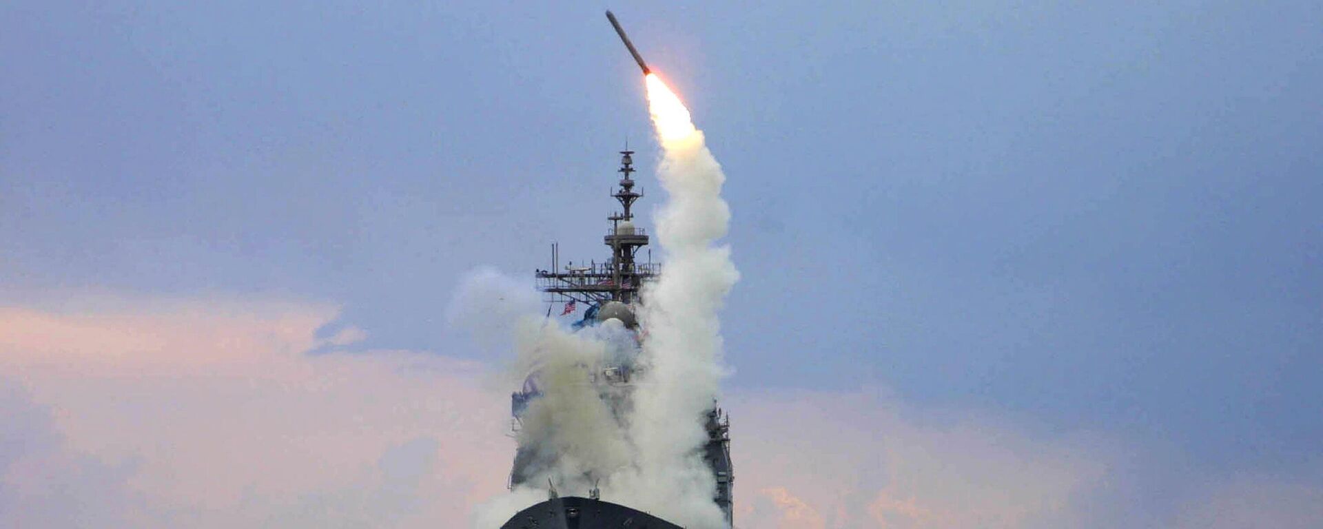 Raketa nazemnogo bazirovaniя Tomagavk zapuщena po Iraku s upravlяemogo raketnogo kreйsera USS Cape St. George v vostočnoй časti Sredizemnogo morя - Sputnik Srbija, 1920, 14.10.2025
