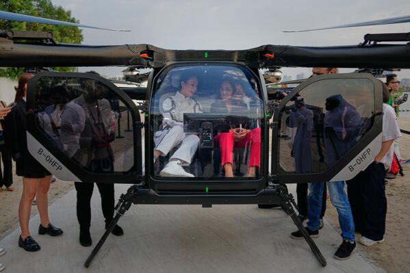 Присутни су могли да испробају летећи аутомобил и виде изблиза његову унутрашњост. - Sputnik Србија