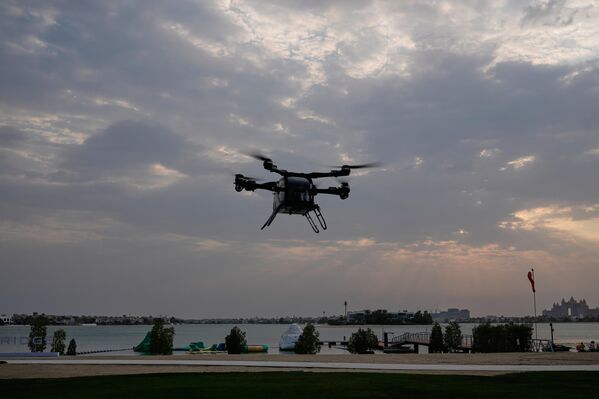 Електрични ЛАЦ може се контролисати џојстиком, али поседује и аутоматски режим лета, што значи да га могу користити и особе које немају пилотску дозволу. - Sputnik Србија