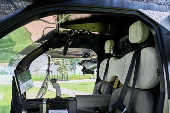 Власти у Дубаију истичу да летећи аутомобили представљају будућност мобилности и очекују да ће, како више компанија уђе на тржиште, возила постати приступачнија широј јавности. - Sputnik Србија