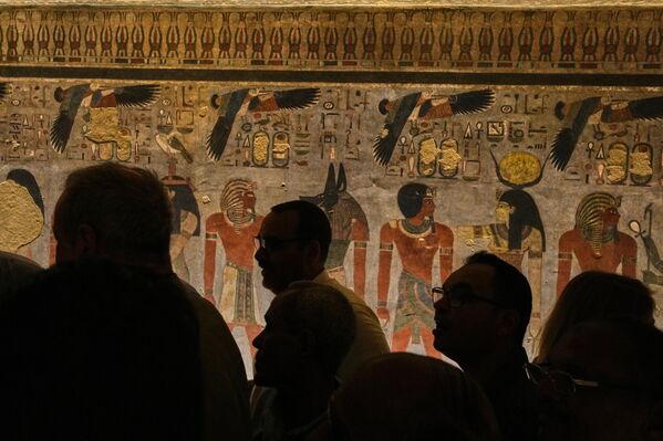 Познат је као отац Ехнатона, фараона који је увео верску реформу и први покушај монотеизма у историји човечанства и као деда Тутанкамона, дечака краља. - Sputnik Србија