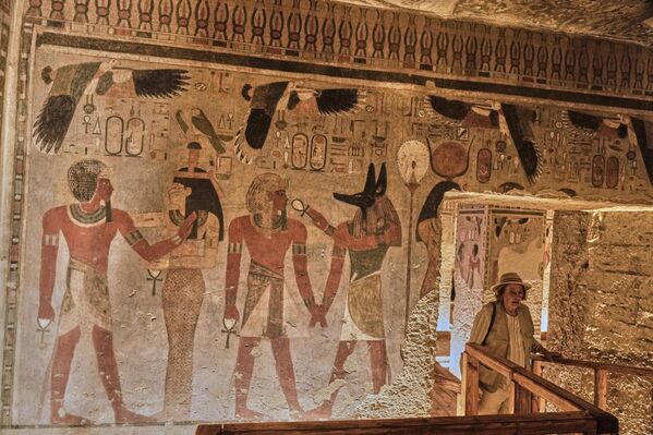 Током времена, гробница је претрпела значајна оштећења због подземних вода, земљотреса и људског фактора. - Sputnik Србија