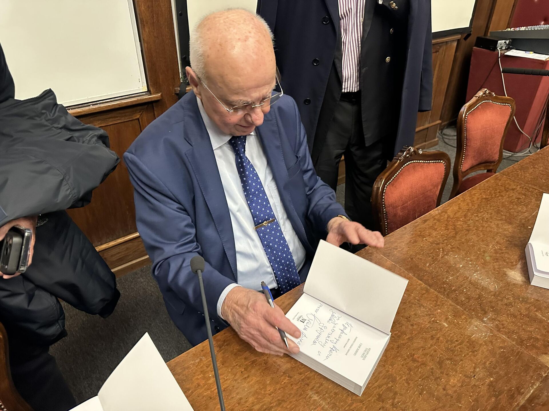 Toma Fila na promociji potpisuje knjigu - Sputnik Srbija, 1920, 15.10.2025