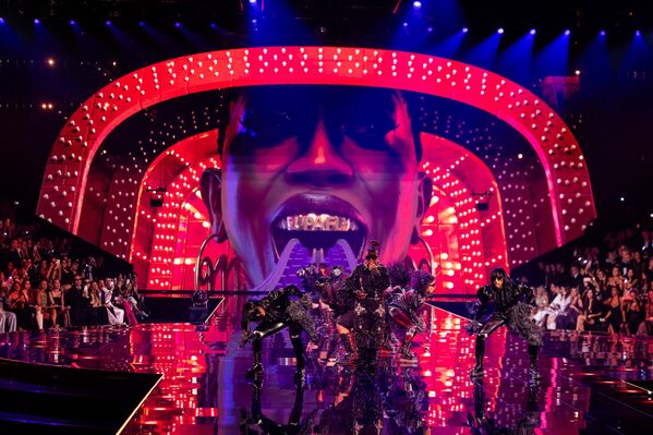 Ове године, ревију су додатно обогатиле музичке звезде Керол Џи, Медисон Бир, Миси Елиот и група Твајс. - Sputnik Србија