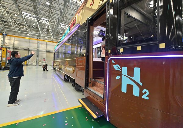 За разлику од традиционалних возова који се ослањају на фосилна горива или системе контактне мреже за напајање, овај воз има уграђени систем за напајање водоником, који може да обезбеди снажан и дуготрајан извор енергије. - Sputnik Србија