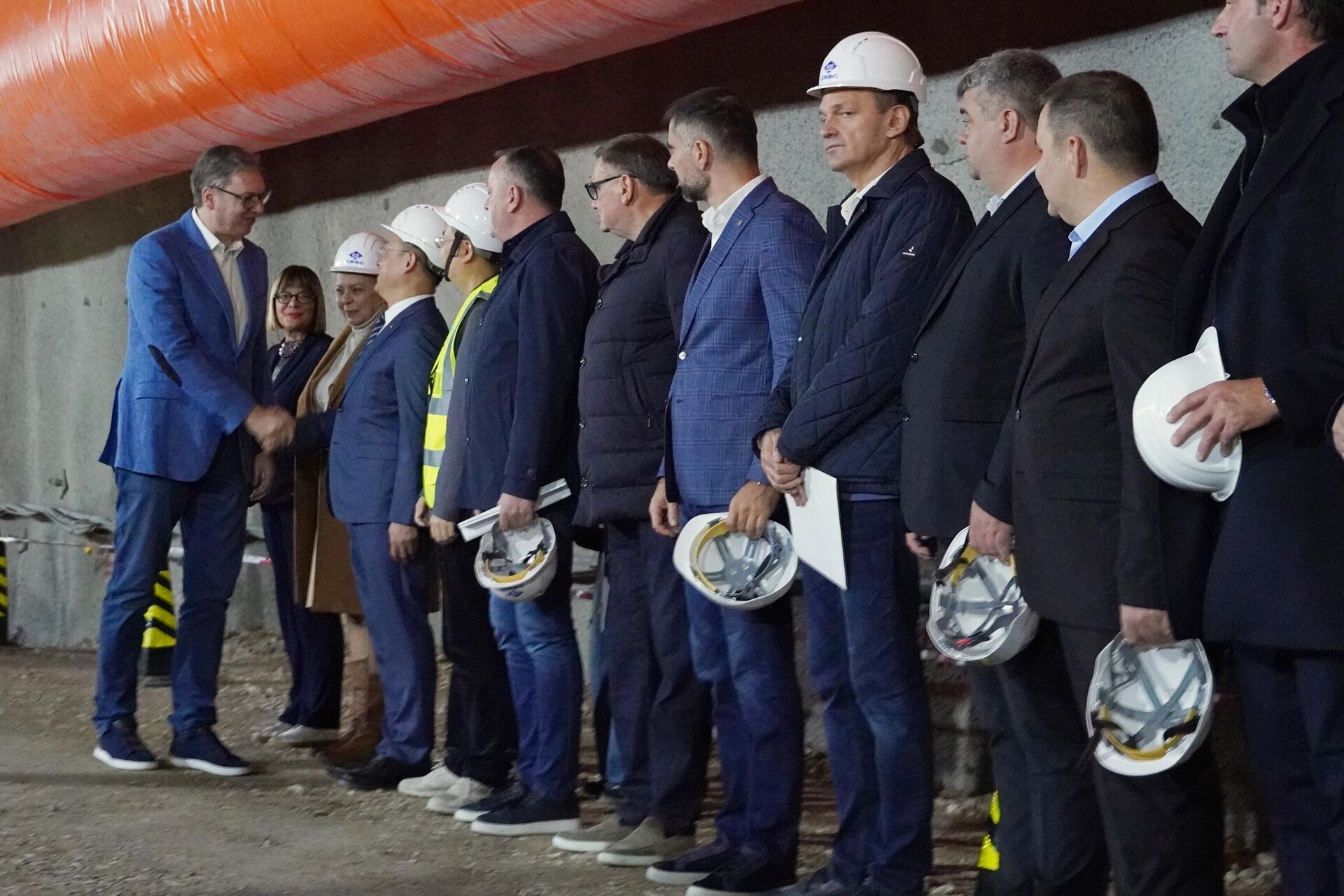 Председник Александар Вучић у обиласку радова на тунелу Иришки венац - Sputnik Србија, 1920, 17.10.2025