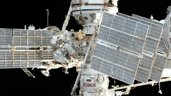 Ruski kosmonauti instaliraju opremu  - Sputnik Srbija