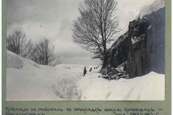 Radilo se u neverovatnim vremenskim uslovima, na ovoj fotografiji vojnici razgrću sneg na potezu Korbevac  - Bosilegrad - Sputnik Srbija