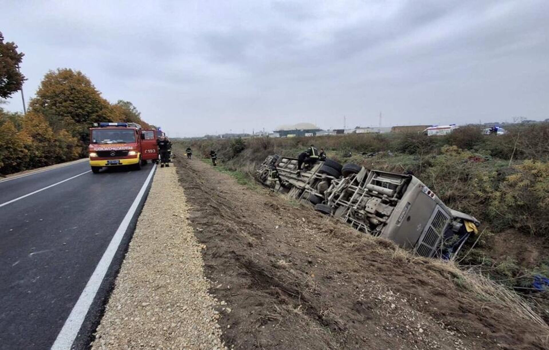 Сремска Митровица - Јарак аутобус слетео са пута - Sputnik Србија, 1920, 17.10.2025