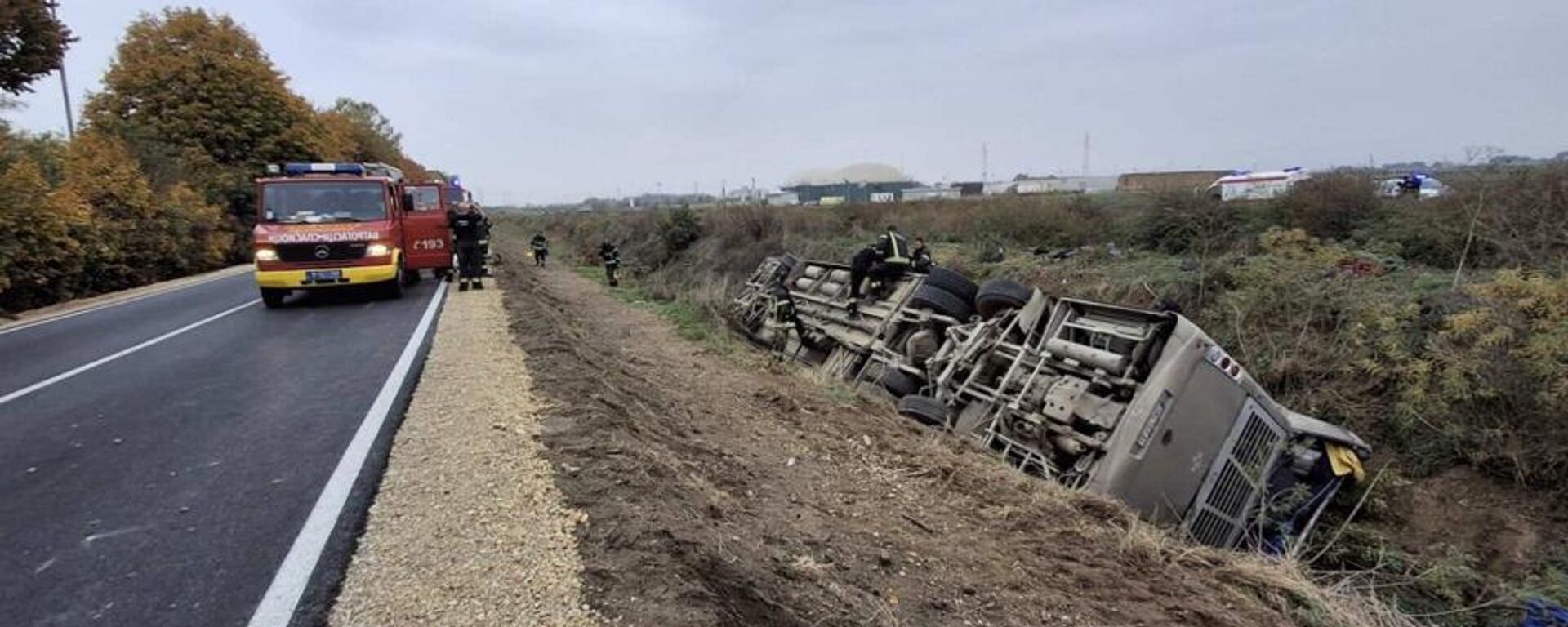 Sremska Mitrovica - Jarak autobus sleteo sa puta - Sputnik Srbija, 1920, 18.10.2025