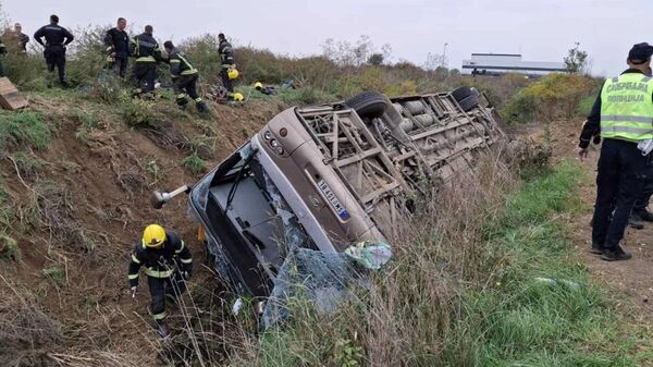 Sremska Mitrovica - Jarak autobus sleteo sa puta - Sputnik Srbija
