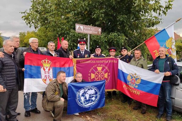 Profesor Milinčić sa pripadnicima udruženja Kozaka u Srbiji na obeležavanju jednog veka od izgradnje puta - Sputnik Srbija