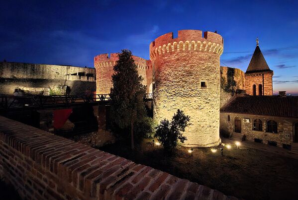 И данас, на дан Свете Петке 27. октобра, ред са верницима који стрпљиво чекају да би се поклонили чудотворним моштима и захватили воду са лековитог извора протеже се до Зиндан капије, па и даље. - Sputnik Србија