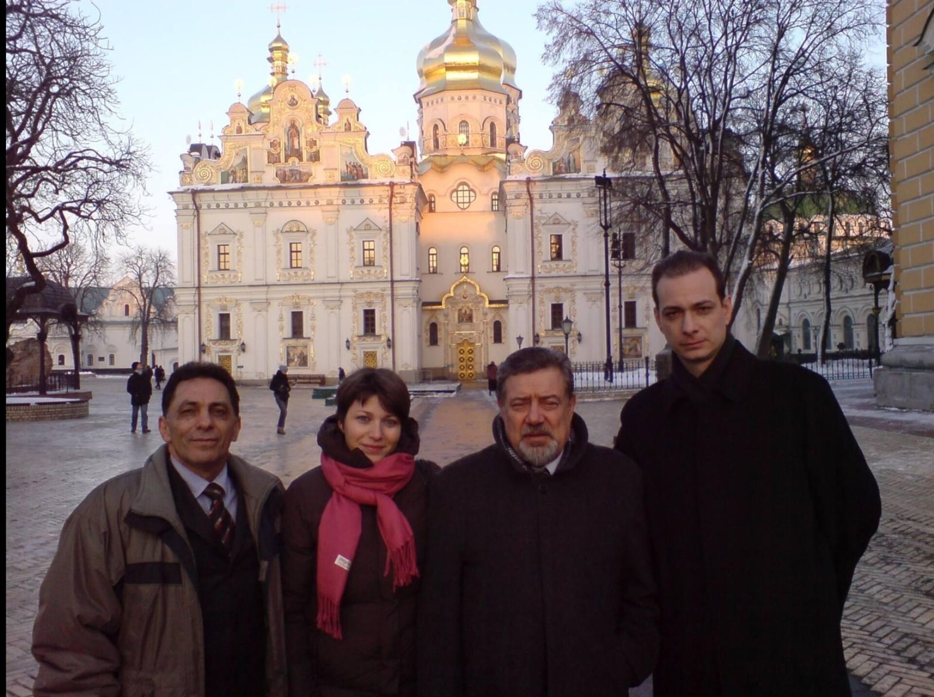 Ispred Kijevsko - pečerske lavre sa kolegama i suprugom Tijanom Jovanović, koja je takođe profesor harmonike Ispred Kijevsko - pečerske lavre sa kolegama i suprugom Tijanom Jovanović, koja je takođe profesor harmonike - Sputnik Srbija, 1920, 19.10.2025