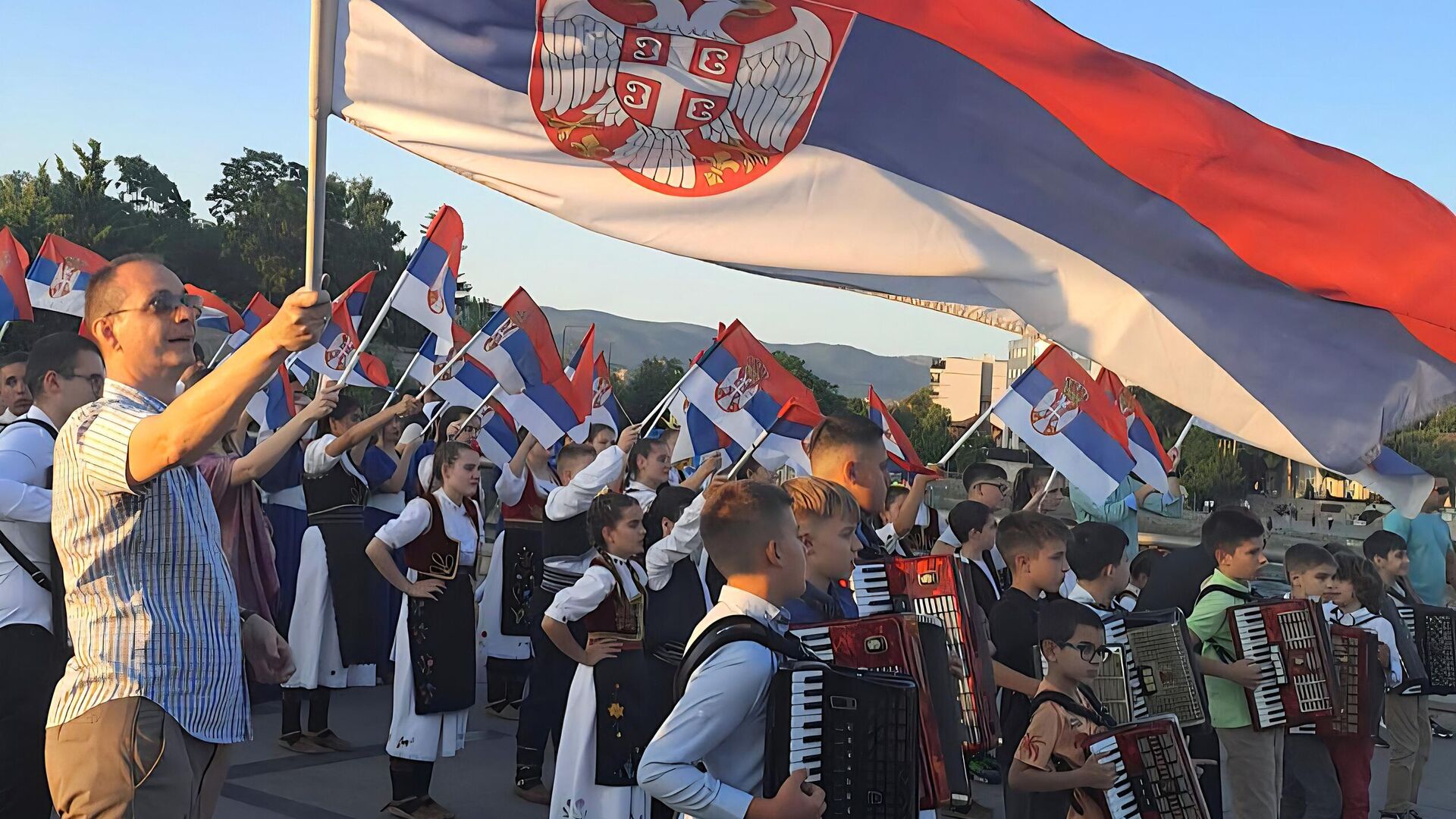Jovanović sa svojim đacima - njegova misija inspiriše kolege i zajednicu, a učenike uči moralnim, porodičnim i društvenim vrednostima Jovanović sa svojim đacima - njegova misija inspiriše kolege i zajednicu, a učenike uči moralnim, porodičnim i društvenim vrednostima - Sputnik Srbija, 1920, 19.10.2025