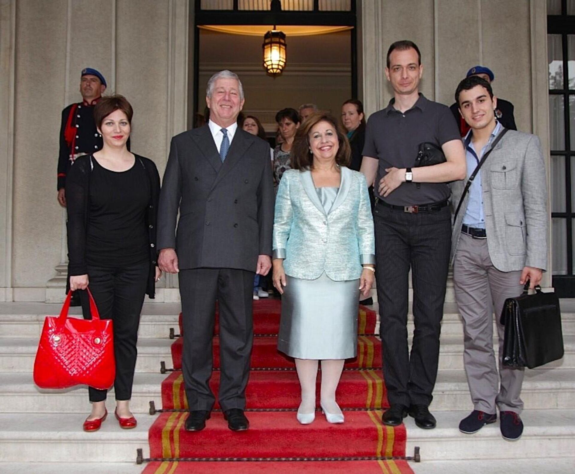 Profesor Jovanović i njegova supruga i koleginica Tijana na prijemu u Belom dvoru Profesor Jovanović i njegova supruga i koleginica Tijana na prijemu u Belom dvoru - Sputnik Srbija, 1920, 19.10.2025