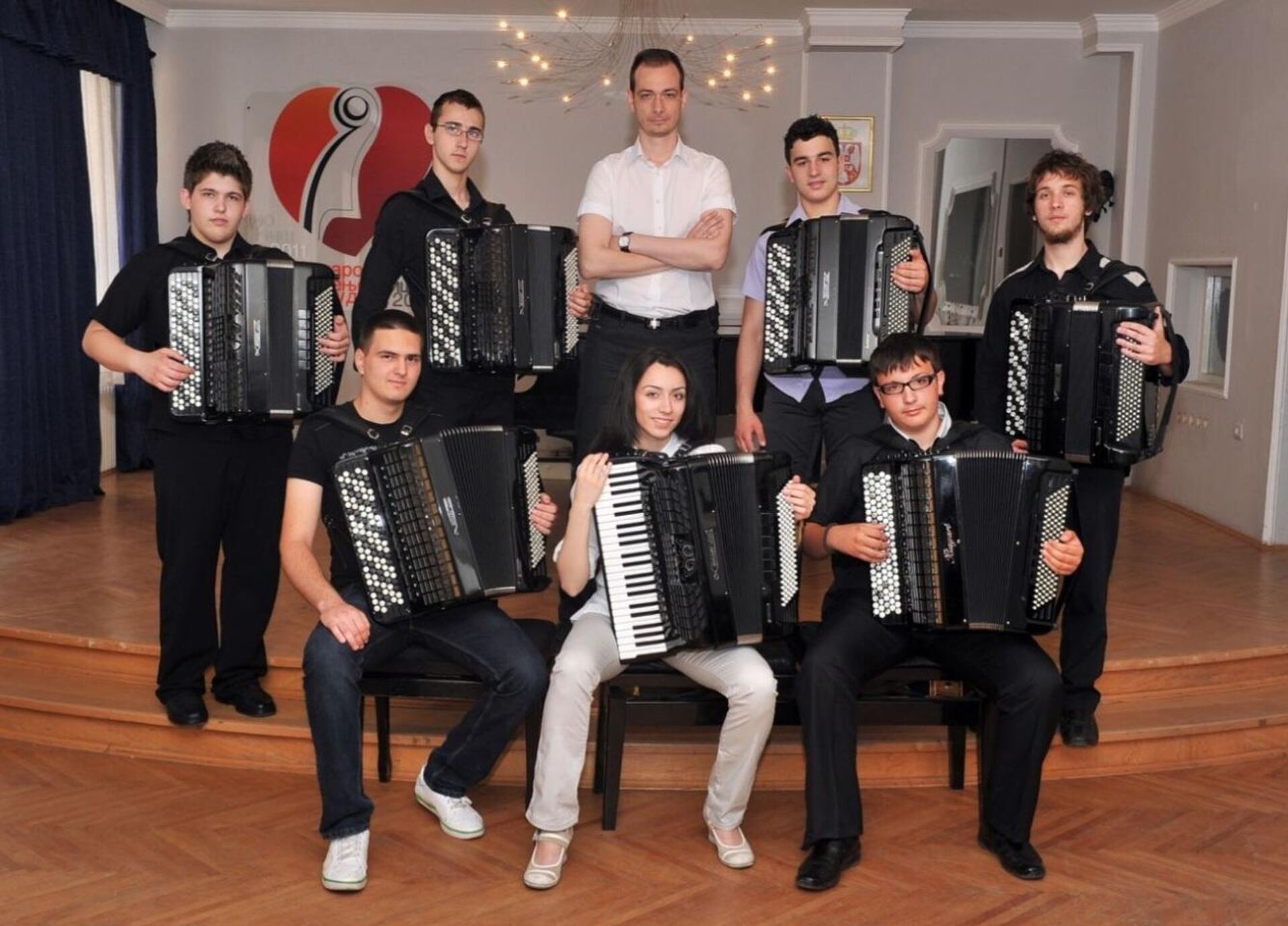 Njegova deca u poslednje dve decenije osvojila su preko 300 međunarodnih, uglavnom prvih nagrada Njegova deca u poslednje dve decenije osvojila su preko 300 međunarodnih, uglavnom prvih nagrada - Sputnik Srbija, 1920, 19.10.2025