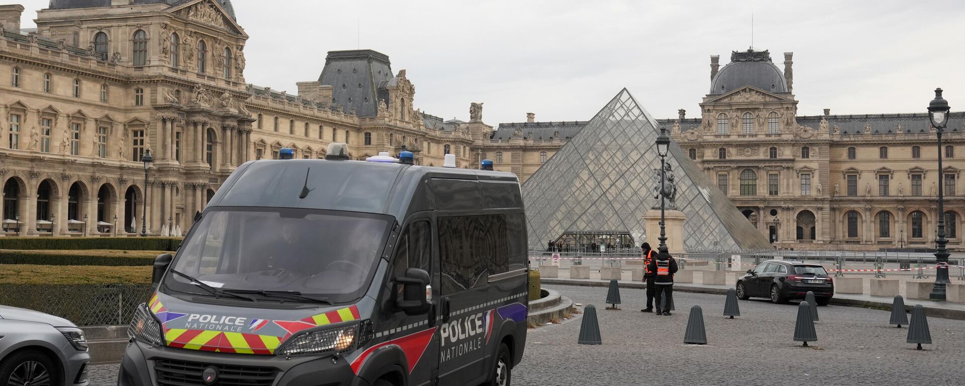 Крађа накита из Лувра  - Sputnik Србија, 1920, 23.10.2025