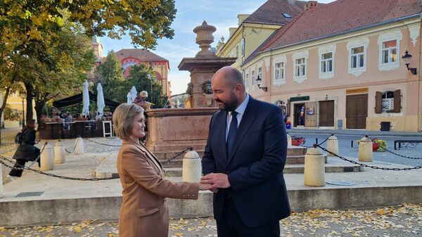 Gradonačelnica Kjahte Aleksandra Vladimirovna Protasov i predsednik opštine Sremski Karlovci Dražen Đurđić - Sputnik Srbija