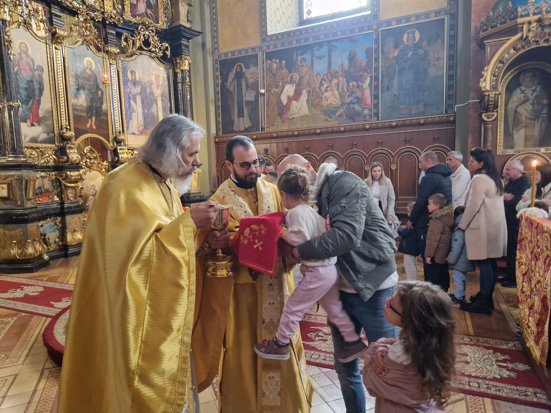 Otac Oleg Matvejev tokom Liturgije u Hramu Svetog Nikole - Sputnik Srbija, 1920, 19.10.2025