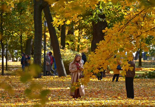 Девојке се опуштају у Михајловском врту у Санкт Петербургу. - Sputnik Србија