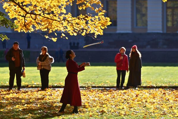 Посетиоци Михајловске палате у Санкт Петербургу у оквиру којег се налази и врт. - Sputnik Србија