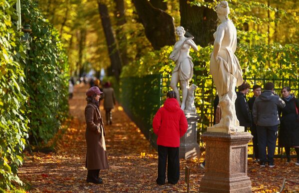 Посетиоци у Летњој башти, једном од првих паркова у Русији познат по прелепој архитектури, скулптурама, фонтанама.  - Sputnik Србија
