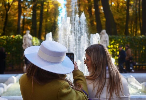 Девојке уживају у златним бојама Летње баште  - Sputnik Србија