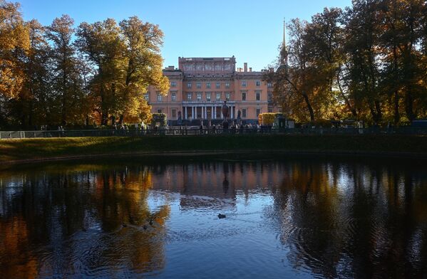 У близини се налази и Летња палата Петра Великог, прва палата изграђена у Санкт Петербургу, која је такође музеј. - Sputnik Србија