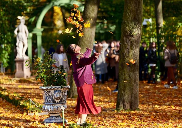 Посетиоци уживају на сунцу у Летњој башти  - Sputnik Србија