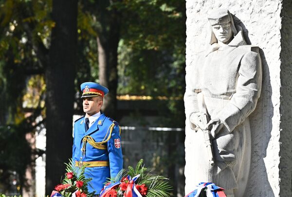 U čast oslobođenja srpske prestonice od nacističkih okupatora, u spomen kompleksu Groblje oslobodilaca Beograda položeni su venci i odata je počast  - Sputnik Srbija