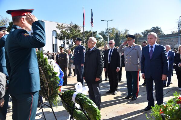 Vence su položili i predstavnici ambasada Azerbejdžana, Belorusije, Gruzije, Jermenije, Kazahstana i Rusije u Srbiji, članovi diplomatskog kora predstavnici SUBNOR-a Srbije i Beograda kao i predstavnici boračkih udruženja koja baštine tradicije narodnooslobodilačkih ratova. - Sputnik Srbija