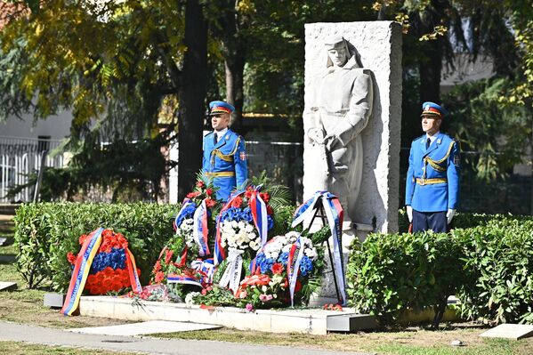 Oslobodiocima, sovjetskom Crvenom armijom, komandovao je general Vladimir Ždanov,a jedinicama Narodnooslobodilačke vojske Jugoslavije (NOVJ) general Peko Dapčević  - Sputnik Srbija