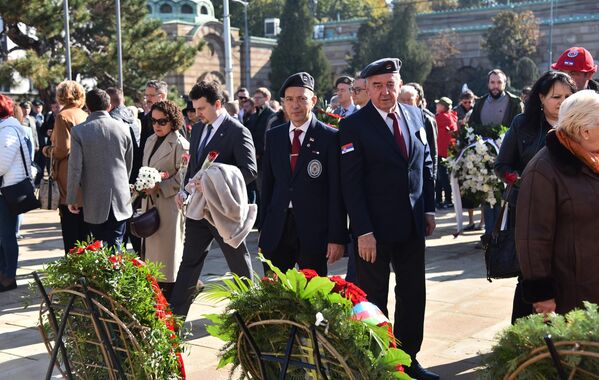 Kao što je tog oktobra 1944 mnoštvo civila izašlo na ulice prestonice da pozdravi oslobodioce, tako se i na obeležavanju 81. godišnjice mogao videti veliki broj onih koji neguju sećanje na herojske žrtve pale za slobodu - Sputnik Srbija