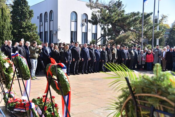 Ceremoniji su prisustvovali i ministar zadužen za međunarodnu ekonomsku saradnju Nenad Popović, ministar odbrane Bratislav Gašić, predsednik Skupštine grada Nikola Nikodijević sa delegacijom Grada Moskve - Sputnik Srbija