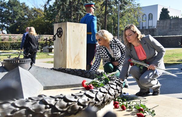 Nakon polaganja venaca na spomen obeležje Oslobodilaca Beograda,  položene su ruže na spomen obeležje „Večna vatra” - simbol slobodarske tradicije srpskog i ruskog naroda - Sputnik Srbija