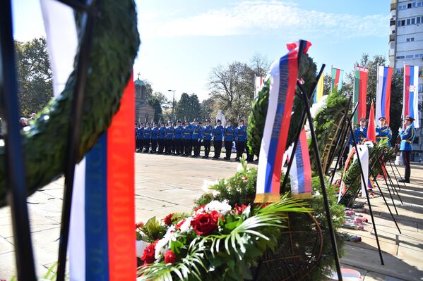 Među 1.386 boraca NOV i POJ i 711 borca Crvene armije, koliko ih je sahranjeno na Groblju oslobodilaca Beograda, nalaze se i imena istaknutih boraca, narodnih heroja Jugoslavije i heroja Sovjetskog Saveza. - Sputnik Srbija