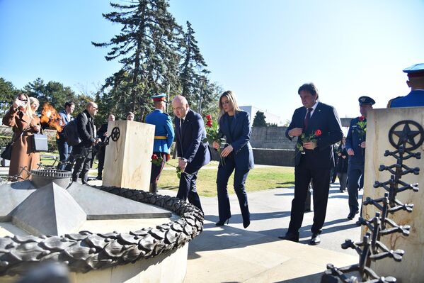 Spomenik „Večna vatra” nalazi se na mestu gde je postavljena kapsula sa zemljom iz Rusije.  Kapsula je formirana 15. februara na Dan državnosti Srbije na Piskarjovskom spomen-groblju u Rusiji, a potom je doneta u Beograd. - Sputnik Srbija