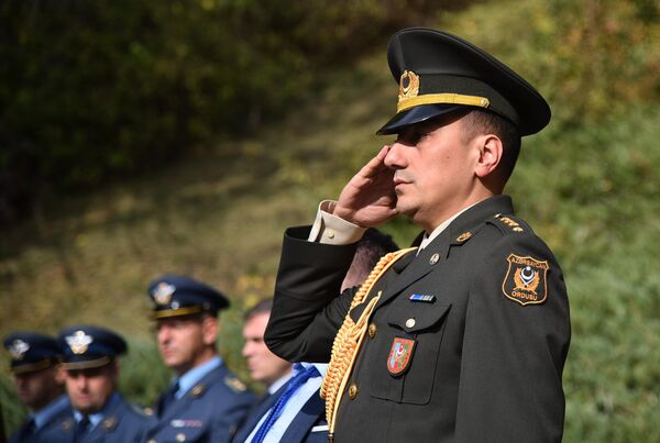 Vojni izaslanik Republike Azerbejdžan odaje poštu kod spomenika sovjetskim ratnim veteranima na Avali - Sputnik Srbija