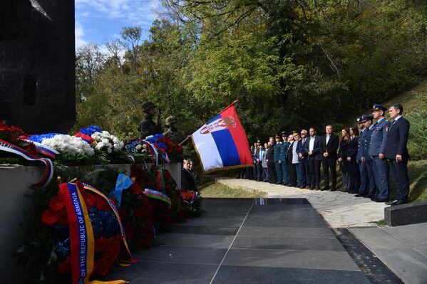 Na spomen obeležje na Avali vence su položili i predstavnici Ministarstva odbrane i Vojske Srbije, ambasade u Srbiji Ruske Federacije, Belorusije, Azerbejdžana, Kazahstana, Jermenije, grada Beograda, opštine Voždovac, kao i članovi udruženja koje neguju sećanje na hrabrost naših predaka - Sputnik Srbija