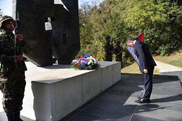 Državnu ceremoniju polaganja venaca kod spomenika sovjetskim ratnim veteranima na Avali predvodio je državni sekretar Ministarstva za rad, zapošljavanje, boračka i socijalna pitanja Đorđe Todorov - Sputnik Srbija