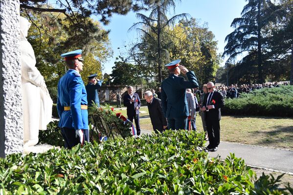 Groblje oslobodilaca Beograda je posvećeno jugoslovenskim i sovjetskim borcima poginulim u borbama za oslobođenje Beograda, oktobra 1944. godine. - Sputnik Srbija
