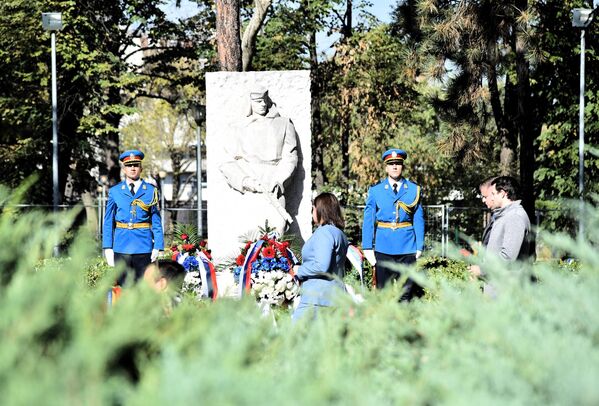 Venci su položeni i na Spomenik crvenoarmejcu - Sputnik Srbija