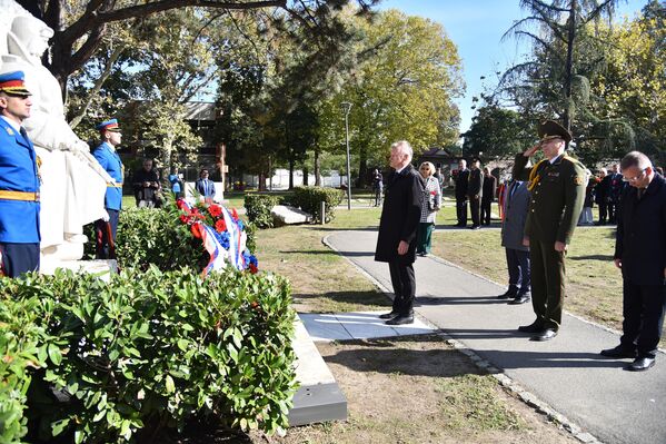 Beloruski ambasador sa članovima delegacije odaje počast sovjetskom vojniku. Belorusi su učestvovali u borbama kao pripadnici Crvene armije i kao borci u partizanskim jedinicama NOVJ - Sputnik Srbija