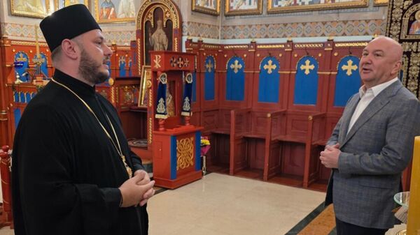 Старешина храма, прота Милош, упознао је Поповића са тренутном ситуацијом у парохији - Sputnik Србија