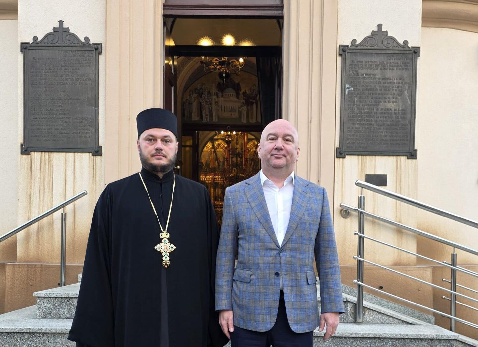 Старешина храма протојереј-ставрофор Милош Тришић и министар Ненад Поповић - Sputnik Србија, 1920, 20.10.2025