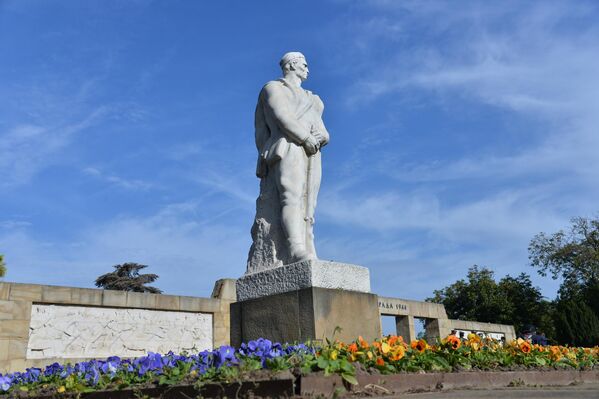 Neka je večna slava i zahvalnost svim hrabrim ženama i muškarcima koji su položili živote za slobodu našeg naroda  - Sputnik Srbija