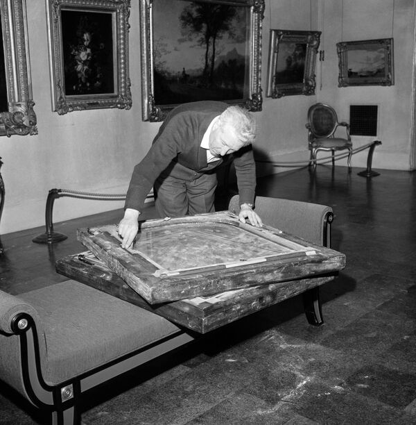 Укупно осам слика великих уметника — по три од Рембранта и Рубенса, и по једна од Адама Елшајмера и Герита Дуа — украдено је из ове лондонске галерије. Слике су процењене на укупну вредност од 1,5 милиона фунти (тада 4,2 милиона америчких долара). Лопови су ушли у галерију тако што су исекли панел са некоришћених врата, а све слике су пронађене до почетка 1967. године. Укупно осам слика великих уметника — по три од Рембранта и Рубенса, и по једна од Адама Елшајмера и Герита Дуа — украдено је из ове лондонске галерије. Слике су процењене на укупну вредност од 1,5 милиона фунти (тада 4,2 милиона америчких долара). Лопови су ушли у галерију тако што су исекли панел са некоришћених врата, а све слике су пронађене до почетка 1967. године. - Sputnik Србија