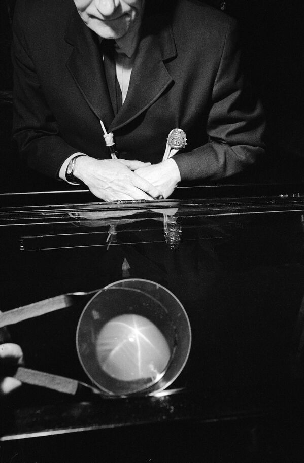 Сафир „Звезда Индије“ од 563 карата сада је у поседу Америчког музеја природне историје у Њујорку. Међутим, 1964. године, непроцењиви камен и други експонати (укључујући сафир „Поноћна звезда“ од 116 карата, ДеЛонгов рубин од 100 карата и смарагдно јаје) украдени су из изложбене сале. Лопови су ухапшени два дана касније, а већина украденог накита је пронађена на аутобуској станици у Мајамију. Сафир „Звезда Индије“ од 563 карата сада је у поседу Америчког музеја природне историје у Њујорку. Међутим, 1964. године, непроцењиви камен и други експонати (укључујући сафир „Поноћна звезда“ од 116 карата, ДеЛонгов рубин од 100 карата и смарагдно јаје) украдени су из изложбене сале. Лопови су ухапшени два дана касније, а већина украденог накита је пронађена на аутобуској станици у Мајамију. - Sputnik Србија